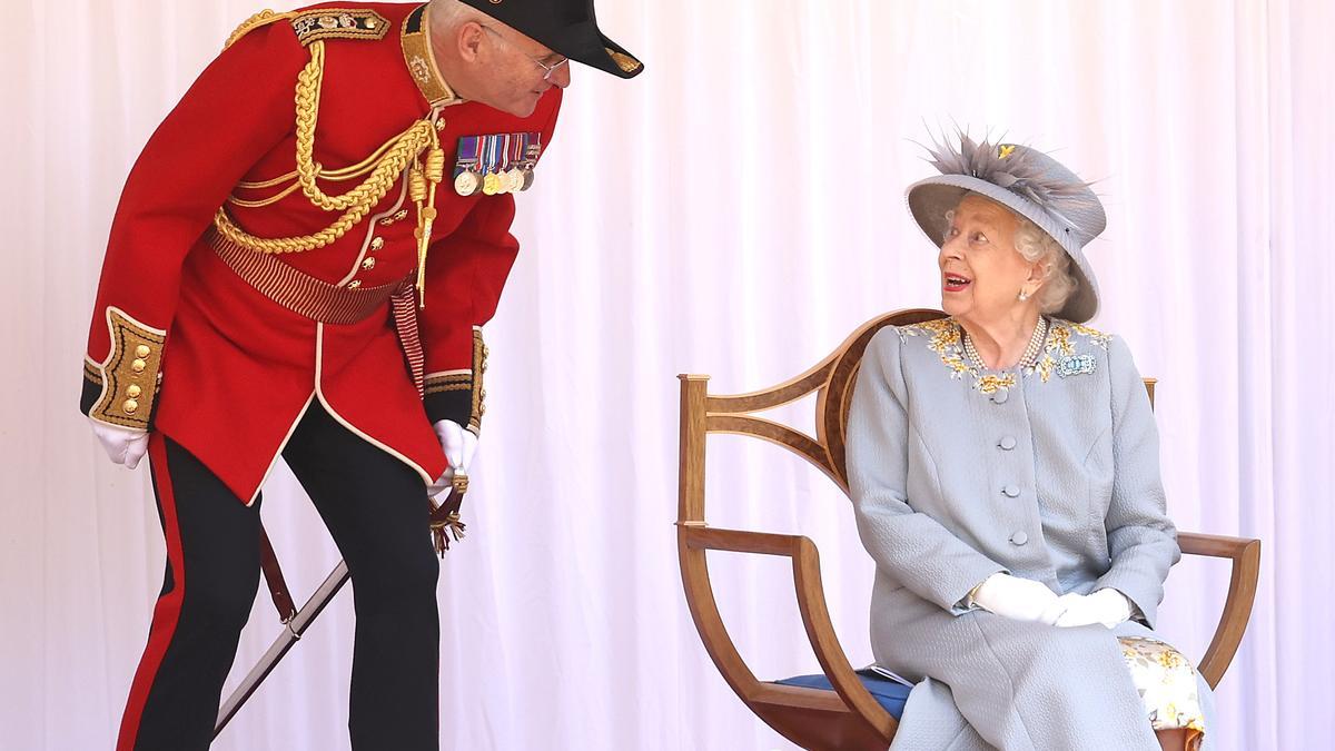 La reina Isabel II durante la ceremonia de su cumpleaños.