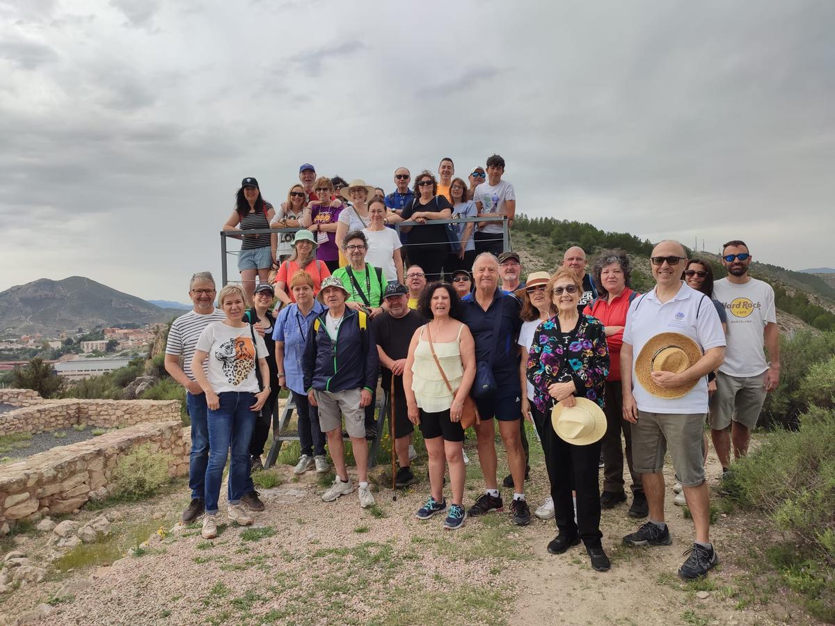 El grupo que ha cerrado el ciclo de visitas al yacimiento El Monastil de Elda.