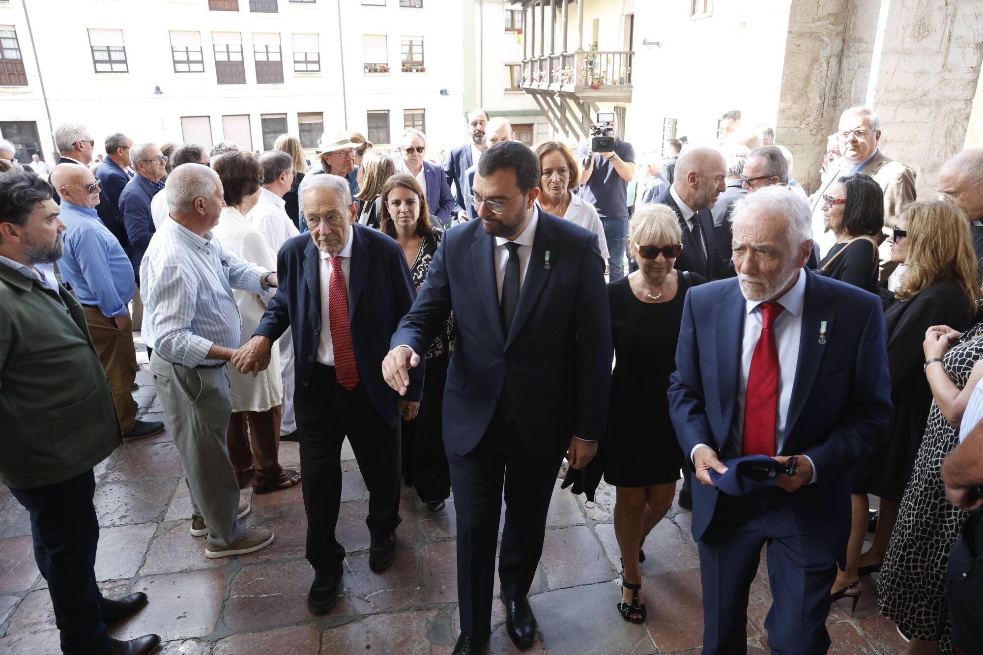 Las imágenes del funeral de Antonio Trevín en la basílica de Llanes.