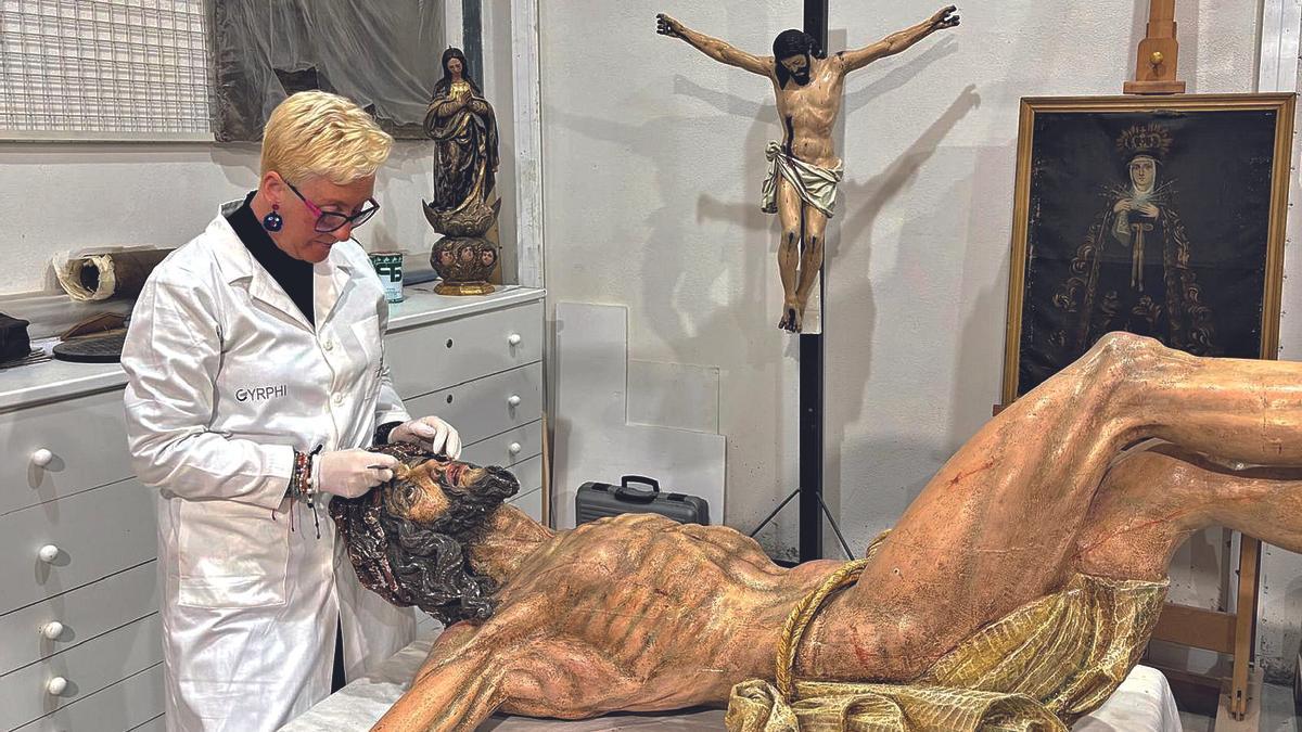 En el taller de Ana Infante. Estudios previos a una imagen de un crucificado antes de su intervención.