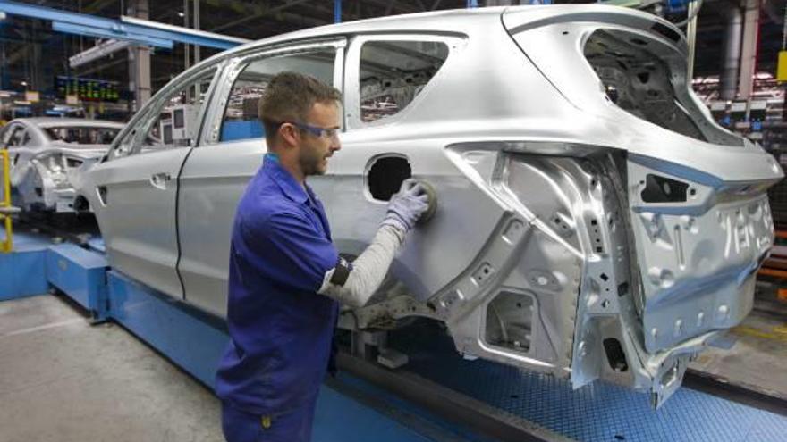 Un empleado de Ford, en pleno trabajo en la factoría de Almussafes.