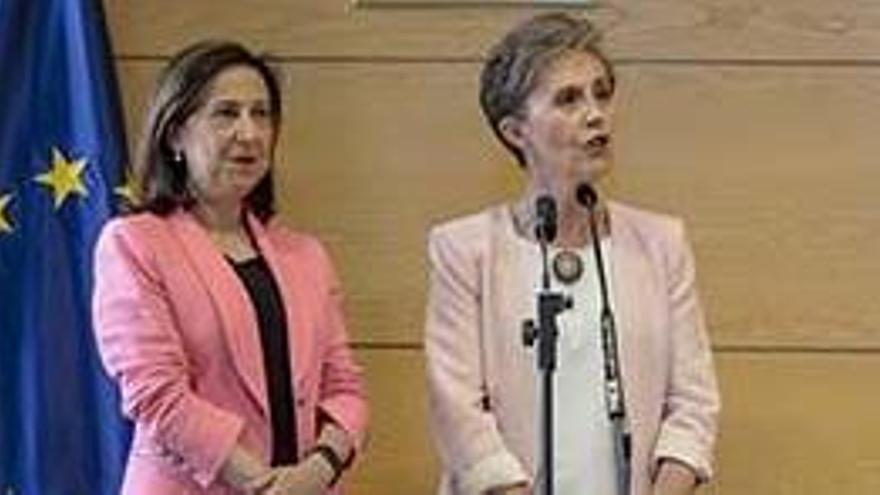 Paz Esteban, nueva directora del CNI, junto a Margarita Robles.