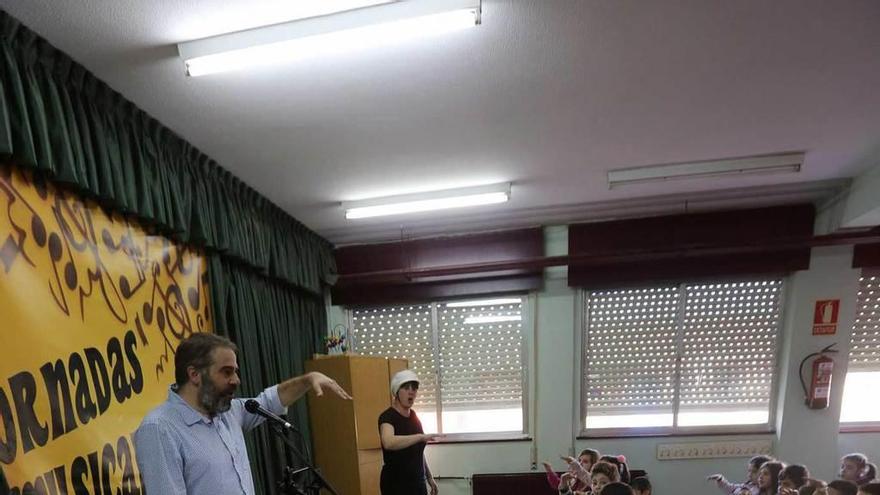 Los alumnos del colegio Versalles, durante el taller de improvisación vocal que forma parte de las I Jornadas musicales.