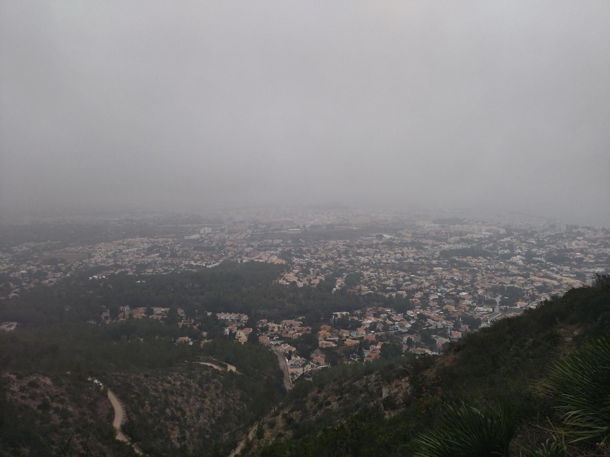 Imágenes: la Dénia brumosa desde el Montgó