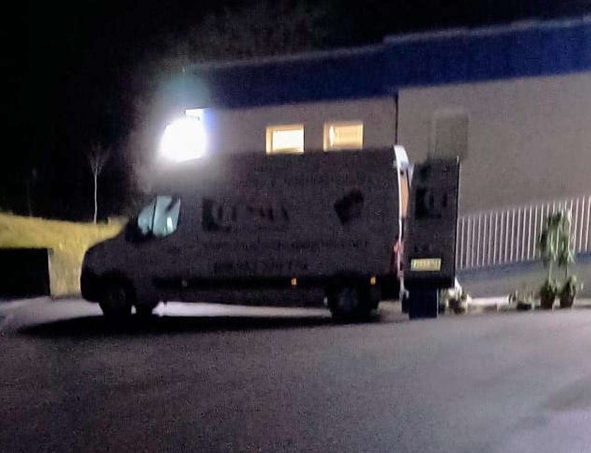 Furgoneta utilizada para mover el mobiliario del centro de salud, según el PSOE.