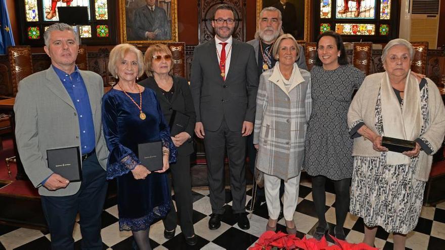 De izq. a dcha., Pedro Pons, presidente del Hispania; Teresa Llull, presidenta de Respiralia; la escritora Antònia Vicens; el alcalde José Hila; el guitarrero Antonio Morales; Isabel Jaume, nieta del político Alexandre Jaume, y Maria Homar y Magdalena Ferrer, familiares de Pilar Ferrer de Sant Jordi.