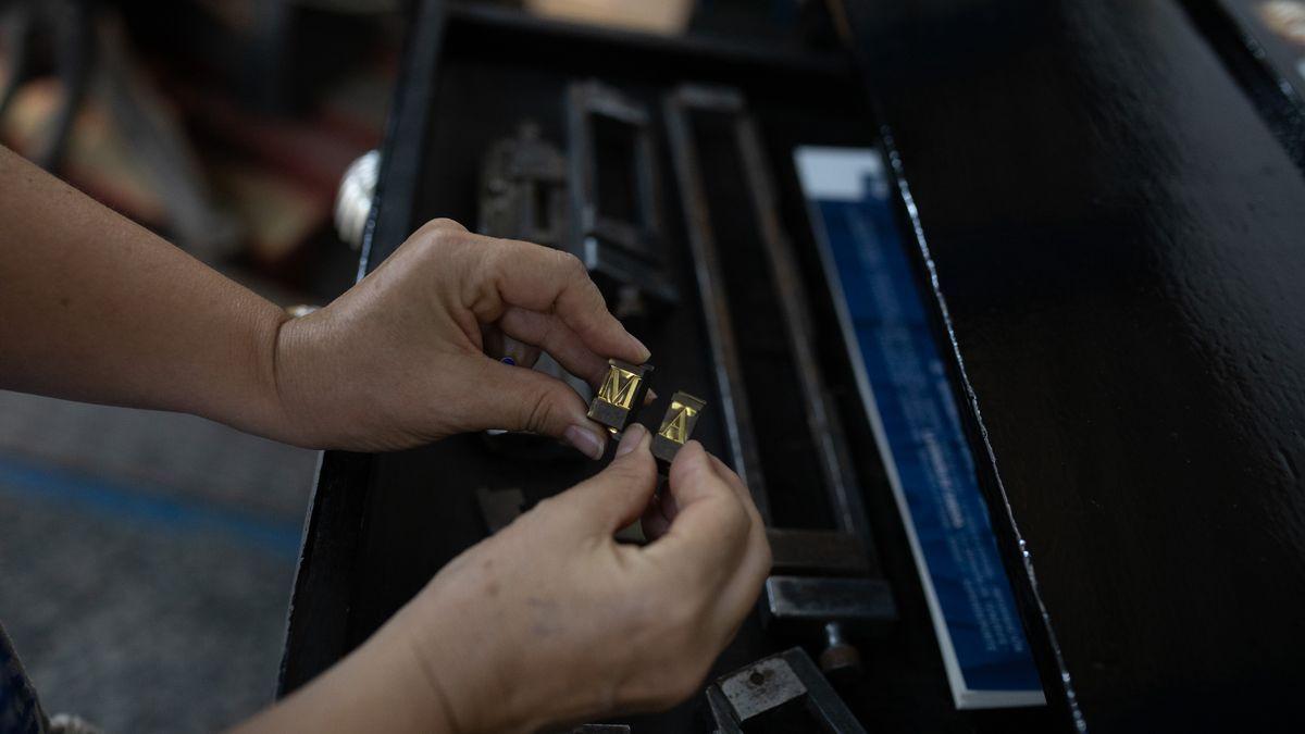 Moldes de letras con los que antiguamente se imprimía el periódico.