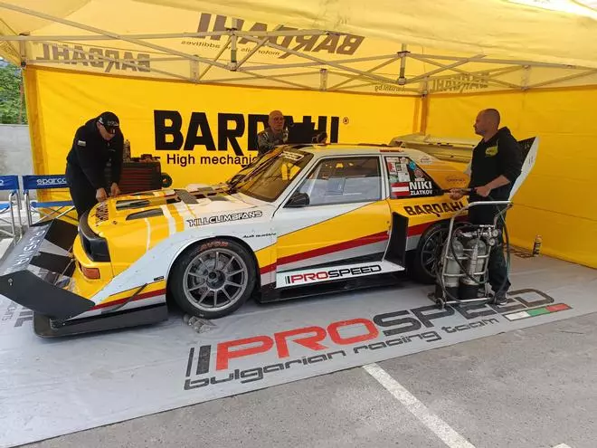 Gran ambiente automovilístico en Arriondas por la Subida al Fitu