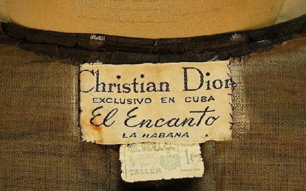 Etiqueta de una prensa Dior vendida en El Encanto.