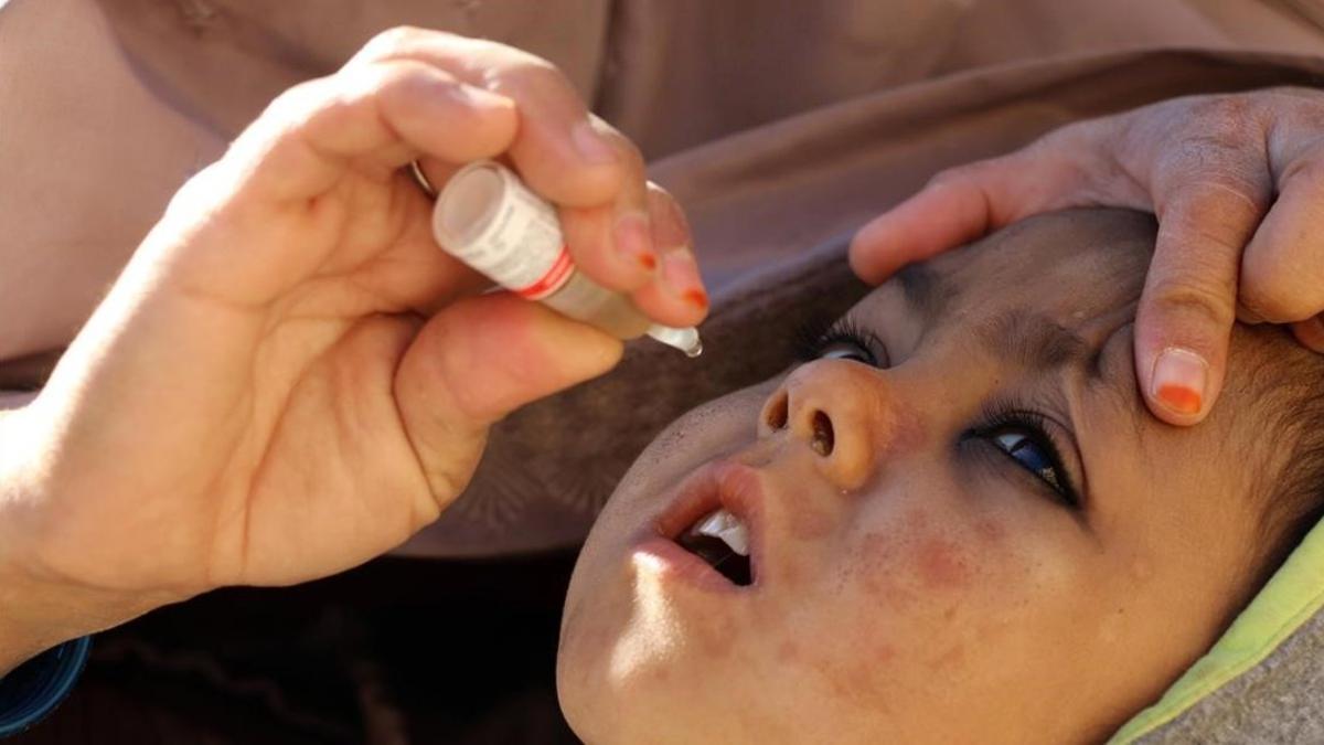 Un niño es vacunado contra la polio en Afganistán.