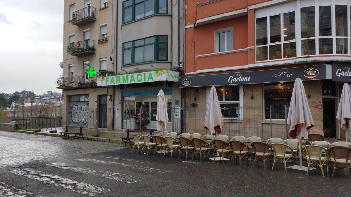 La acera vallada está en la entrada norte a la Ponte Vella, en la Avenida das Caldas.