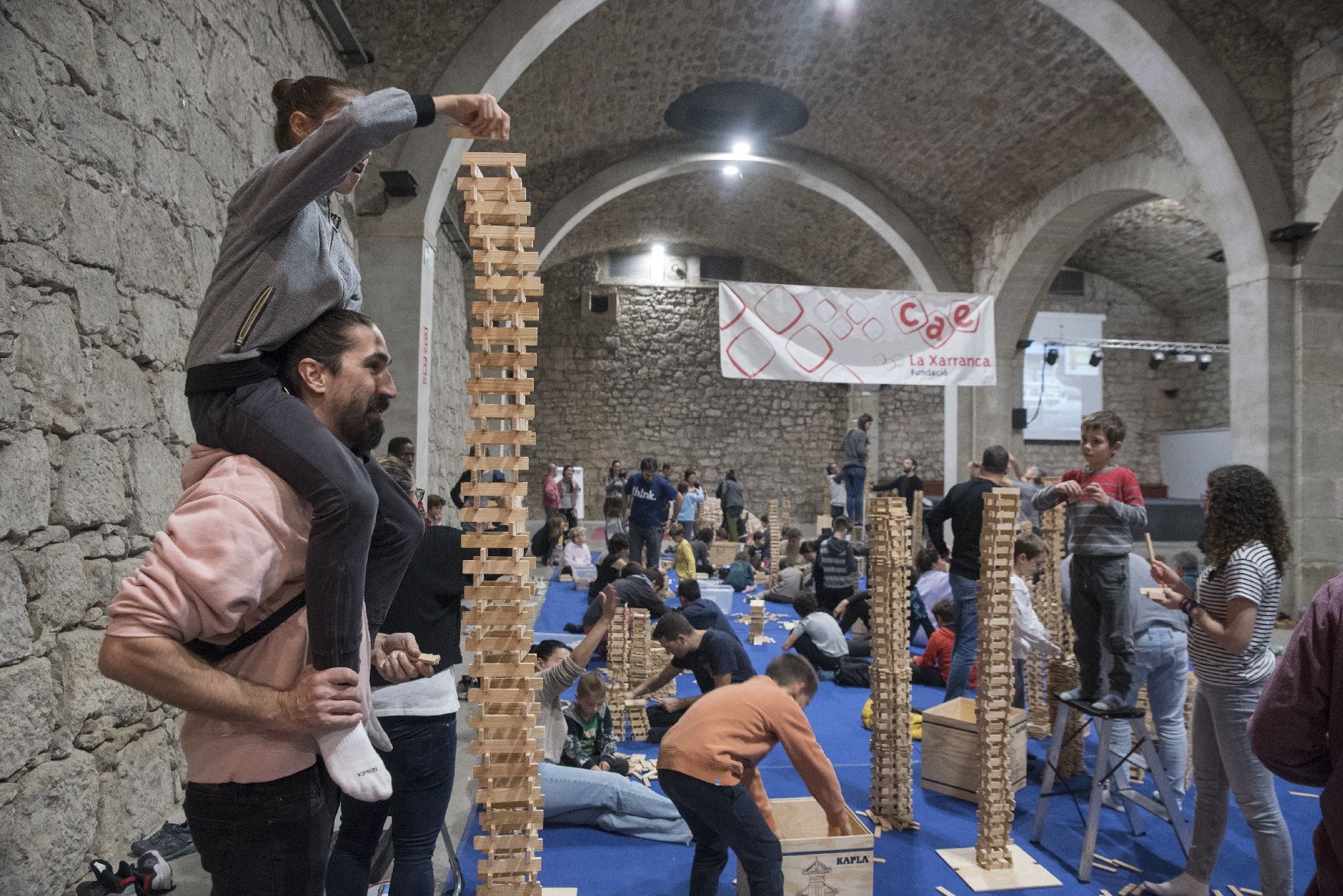 Les imatges del primer dia de l'activitat Kapla al Museu de l'Aigua i el Tèxtil