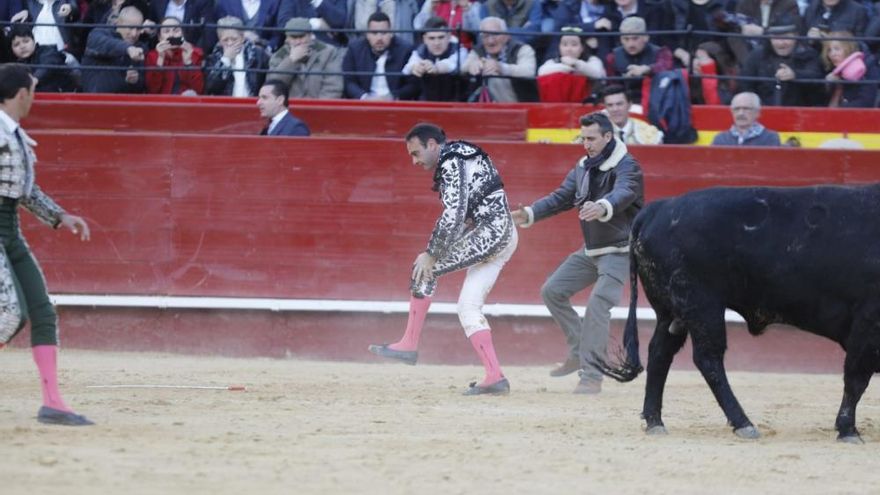 Enrique Ponce, corneado en la Feria de Fallas