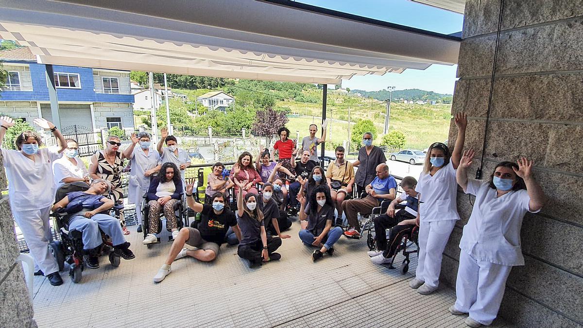 Profesionales de Aixiña y usuarios en una fotografía grupal durante la pandemia. //I.O.