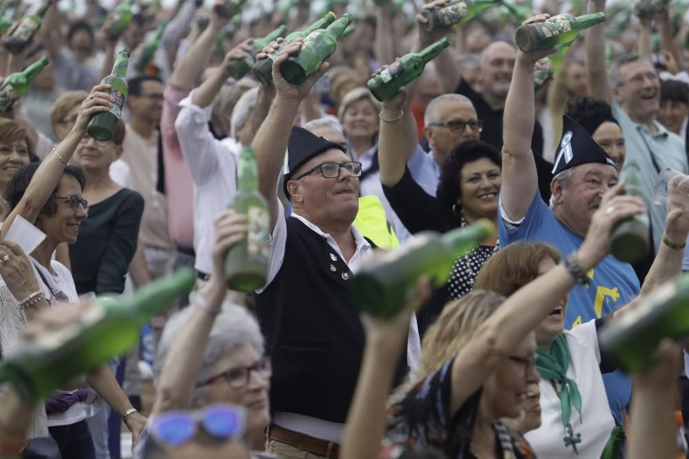 Gijón bate el récord de escanciado simultáneo de sidra