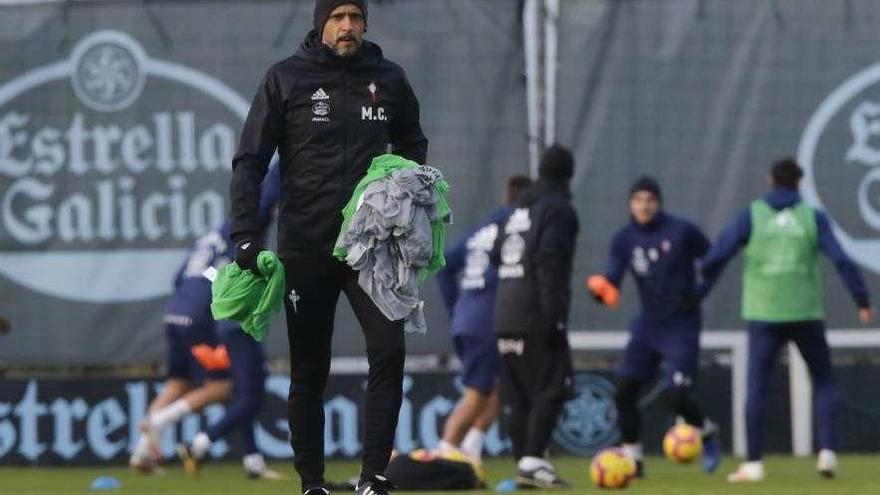 Miguel Cardoso se dispone a distribuir petos durante el entrenamiento vespertino de ayer. // Alba Villar