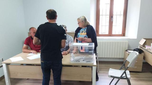 Arriba, un votante ejerce su derecho a sufragio en Molacillos. En el centro, interventores y apoderados de PSOE, Zamora Sí y PP en Roales del Pan. A la izquierda de estas líneas, la centenaria Plácida Cadenas vota en Piedrahíta de Castro.| A. B.