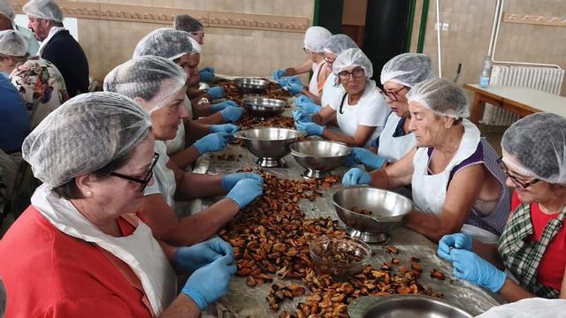 Hasta 60 voluntarias trabajan para preprar ya los distintos platos que se pondrán a la venta. | GONZALO NÚÑEZ