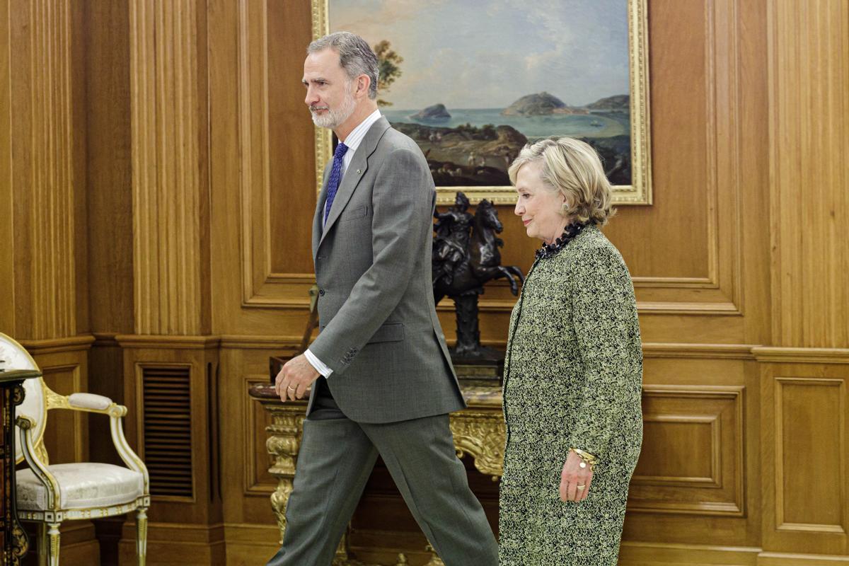 Felipe VI se reúne con Hillary Clinton en la Zarzuela