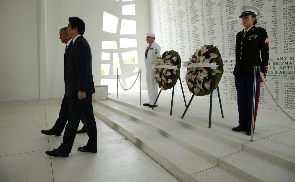 Obama y Shinzo Abe visitan Pearl Harbor
