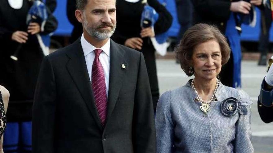 El rey y doña Sofía, ayer, a su llegada al Campoamor.