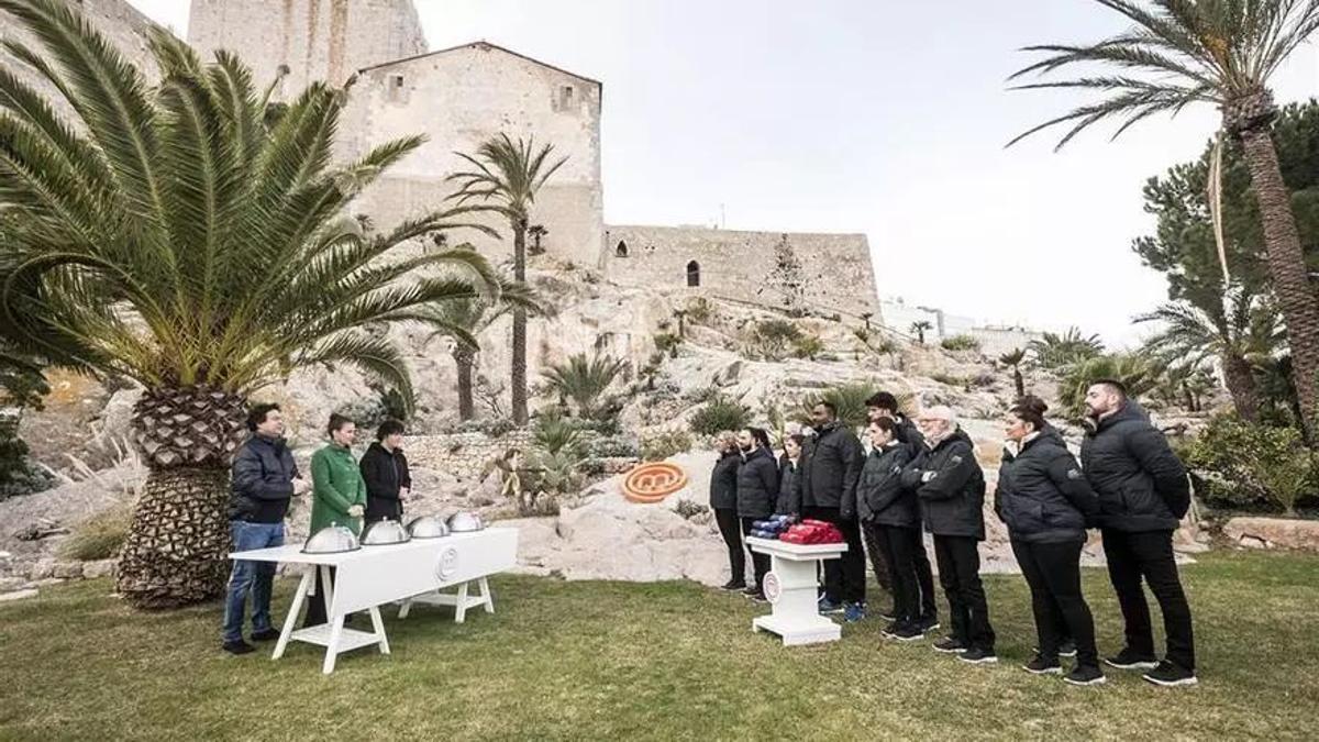 El jurado, con los concursantes del programa, en Peñíscola, en el 2019.