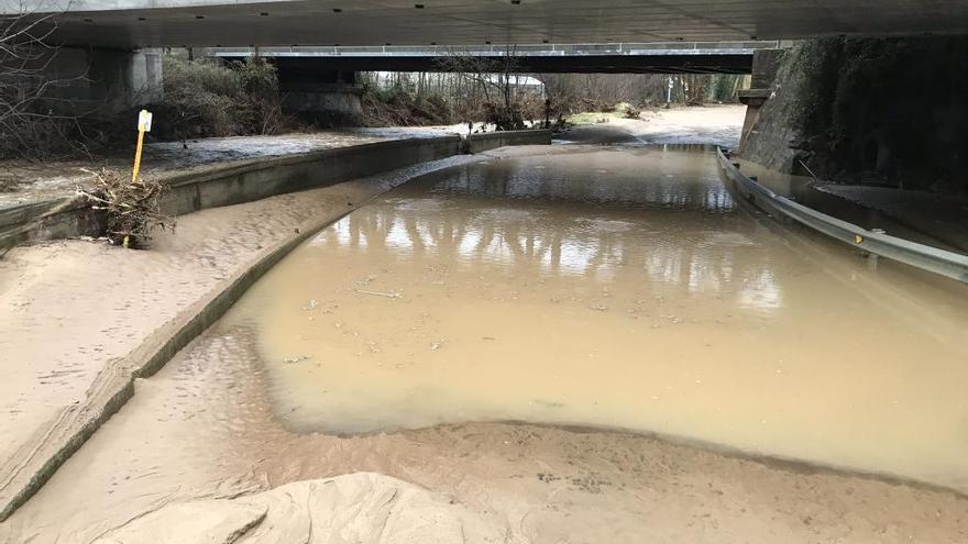 Aquest és l&#039;aspecte de la sortida sud de Breda en sentit Hostalric, sota el pont de l&#039;Estació de Riells i Viabrea-Breda