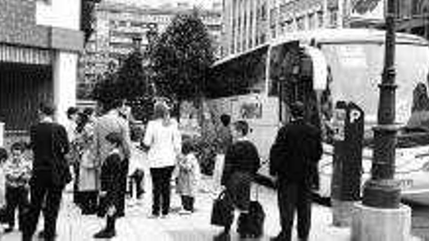 Vehículo de transporte escolar, en Oviedo.