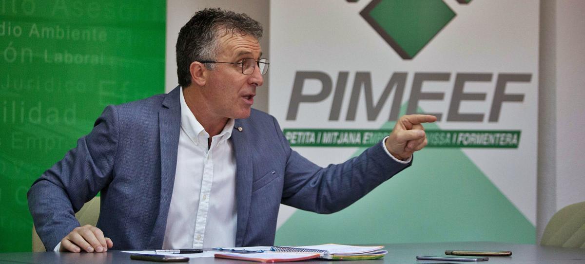Alfonso Rojo, este
viernes en la sede
de la PIMEEF,
durante la entrevista. vicent marí