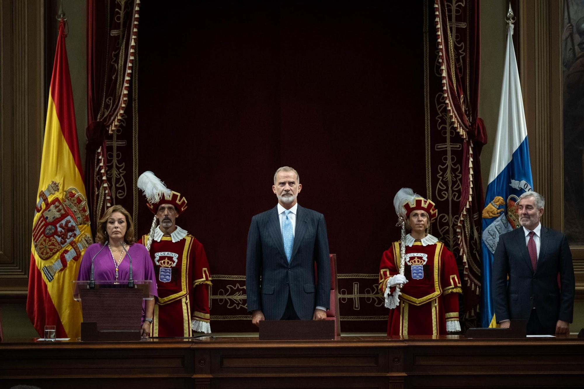 Felipe VI recibe la medalla de oro del Parlamento de Canarias