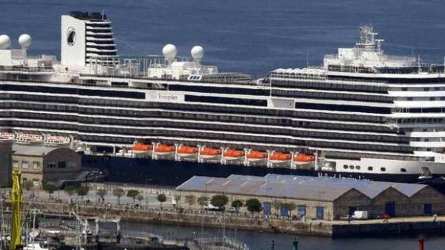 El crucero holandés &quot;Koningsdam&quot;, atracado, ayer, en la terminal de Vigo. // Ricardo Grobas