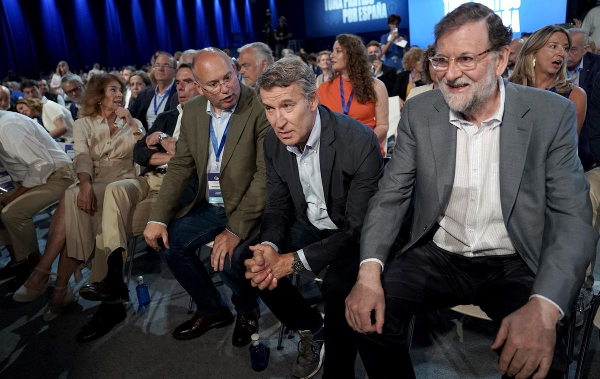 De izquierda a derecha, Ana Botella, José María Aznar, Miguel Tellado, Alberto Núñez Feijóo y Mariano Rajoy, este domingo, en el tercer y último día del congreso nacional del PP.