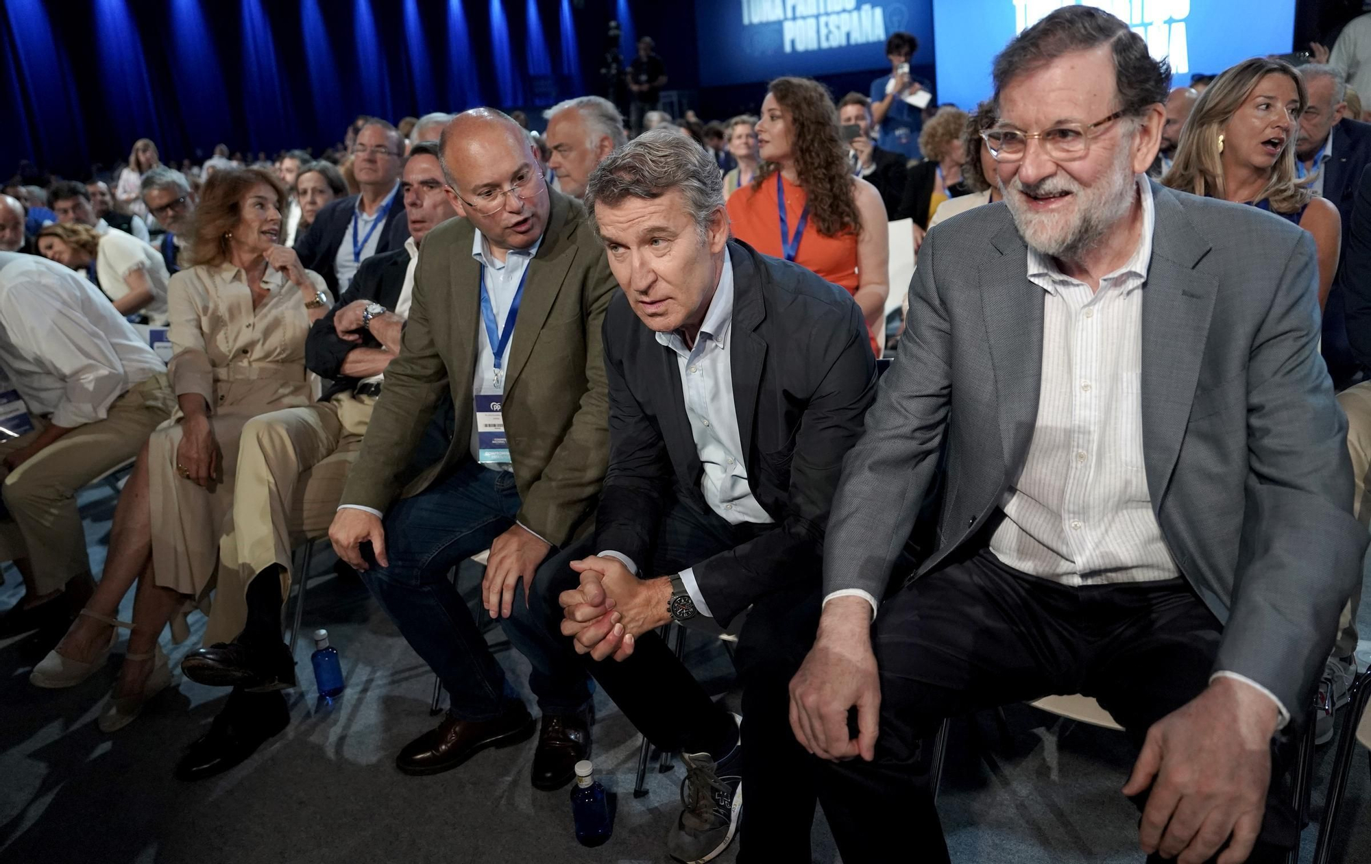 De izquierda a derecha, Ana Botella, José María Aznar, Miguel Tellado, Alberto Núñez Feijóo y Mariano Rajoy, este domingo, en el tercer y último día del congreso nacional del PP.