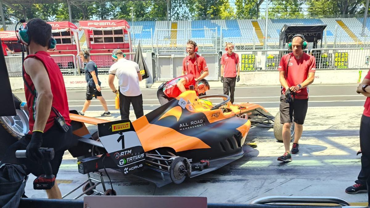 El monoplaza de Christian Costoya junto a sus mecánicos en Monza.