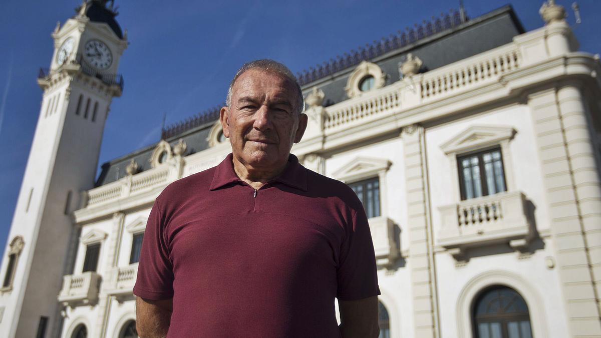 Antonio Calpe, leyenda del Levante UD y natural del Grau, en una entrevista para Levante-EMV en 2014, en el edificio del Reloj. | FERNANDO BUSTAMANTE