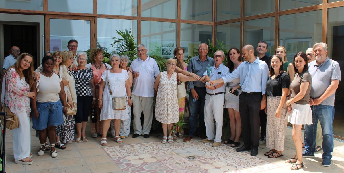 Els guardonats i l'alcalde de Dénia i els regidors