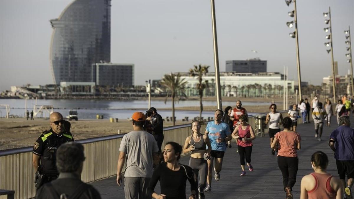 Ambiente en el paseo Marítimo de la Barceloneta, el domingo 3 de mayo.