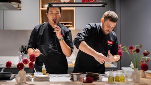Los cocineros  Kyumin Hahn y Nicolai Nørregaard, socios en Kadeau, Copenhague.