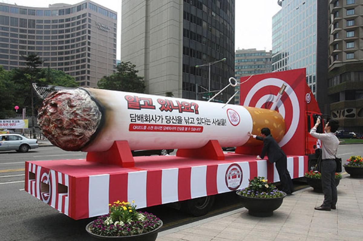 Un cigarret gegant ha recorregut els carrers de Seül per conscienciar del perill de fumar en el Dia Mundial sense Tabac organitzat per l’Organització Mundial de la Salut.