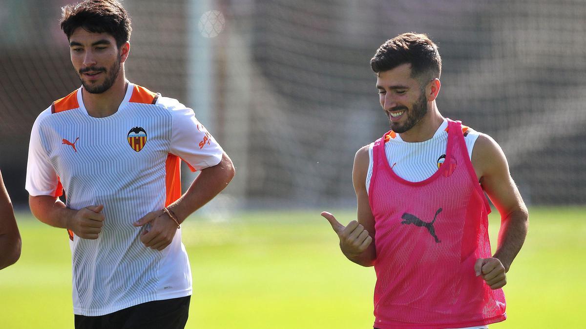 Carlos Soler y Gayà,
en un entrenamiento
en la ciudad deportiva.  f.calabuig | LÁZARO DE LA PEÑA/VCF