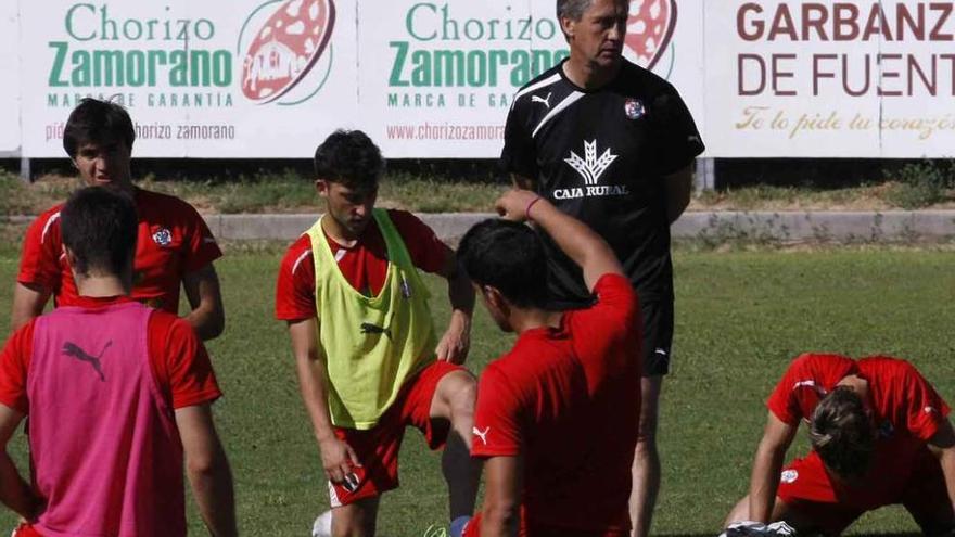 Los jugadores estiran tras el entrenamiento de ayer bajo la supervisión de Balta.