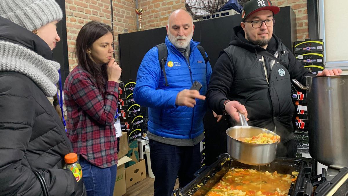 El cocinero José Andrés prepara comida para repartir a los más necesitados de la guerra