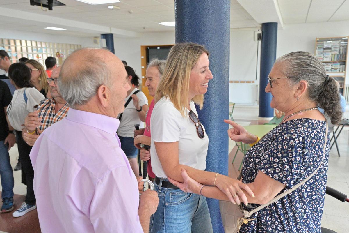 Fotogalería | María Guardiola visita a los vecinos evacuados por el incendio de Las Hurdes Fotogalería | María Guardiola visita a los vecinos evacuados por el incendio de Las Hurdes