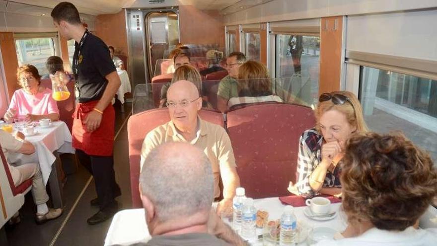 Pasajeros del Tren Peregrino en su paso ayer por la estación de Pontevedra. // Rafa Vázquez