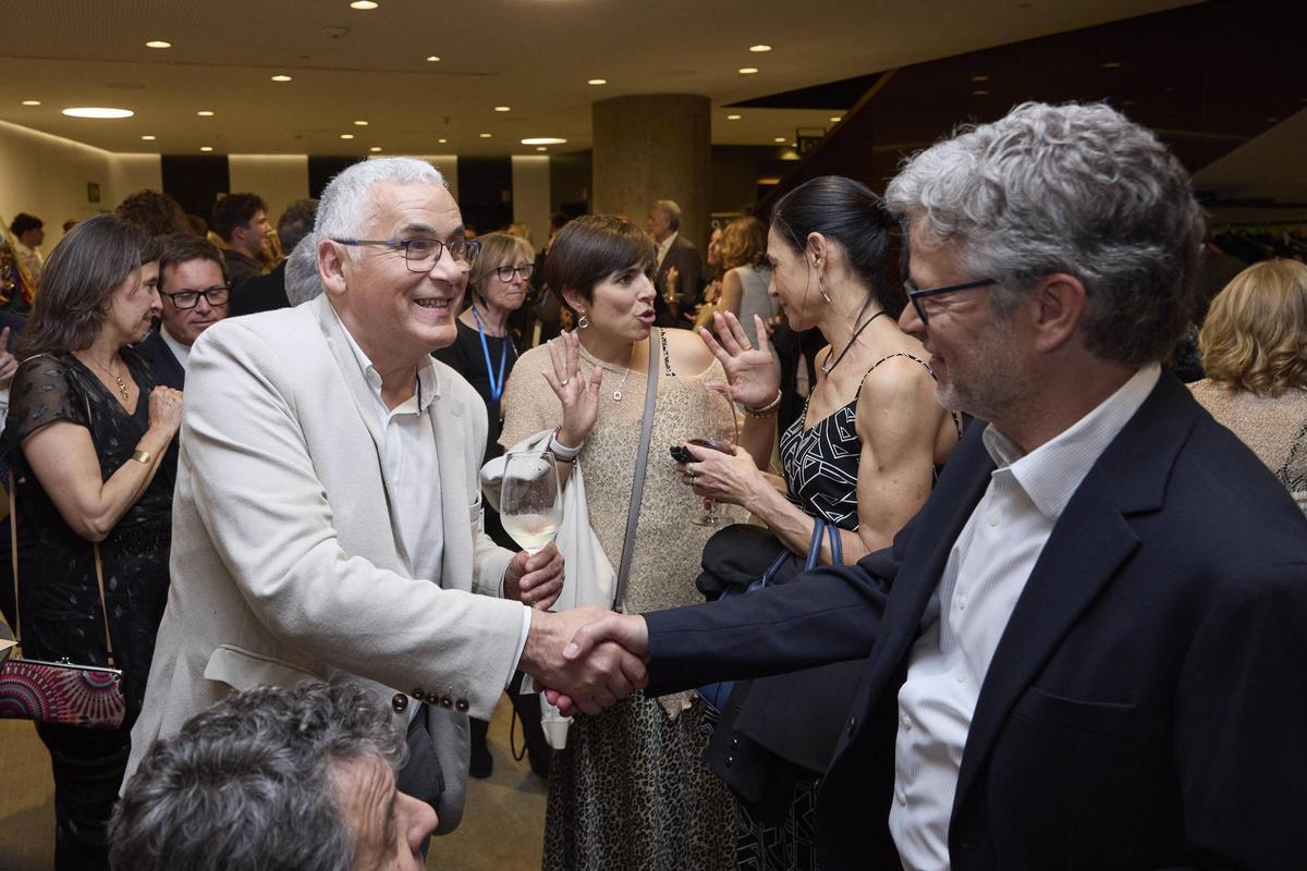 Joan Collet, ex presidente del Espanyol, saluda a Joan Vehils, director de SPORT