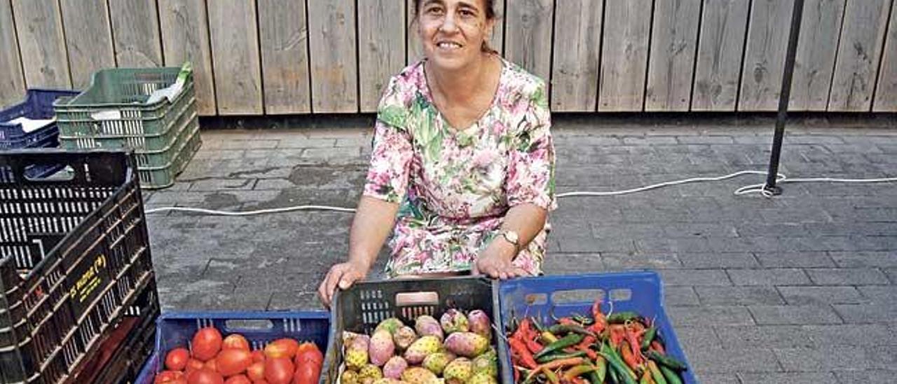 Antonia Vallespir con su canasto de higos chumbos.