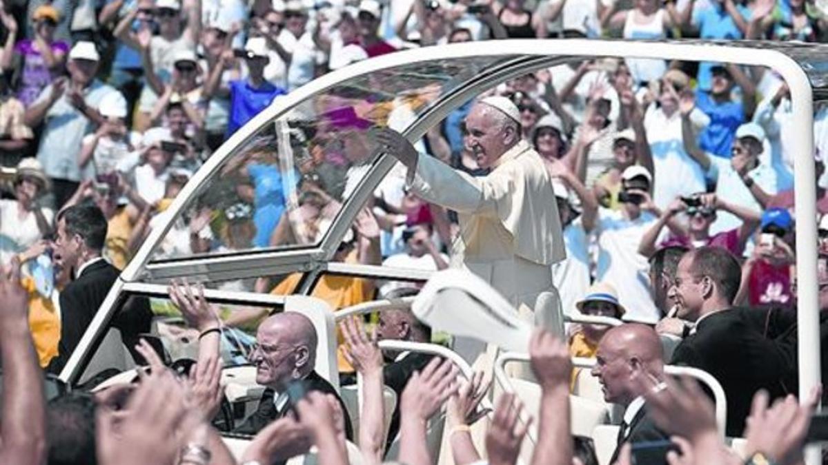 Entre multitudes 8 El Papa Francisco, durante su visita oficial a Sarajevo, ayer.