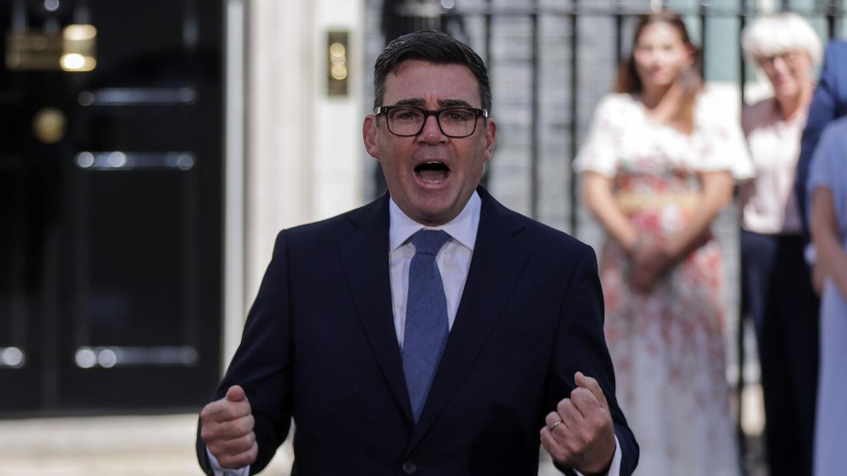 El primer ministro británico, Andy Burnham, a su llegada a Downing Street tras recibir el encargo de formar gobierno.