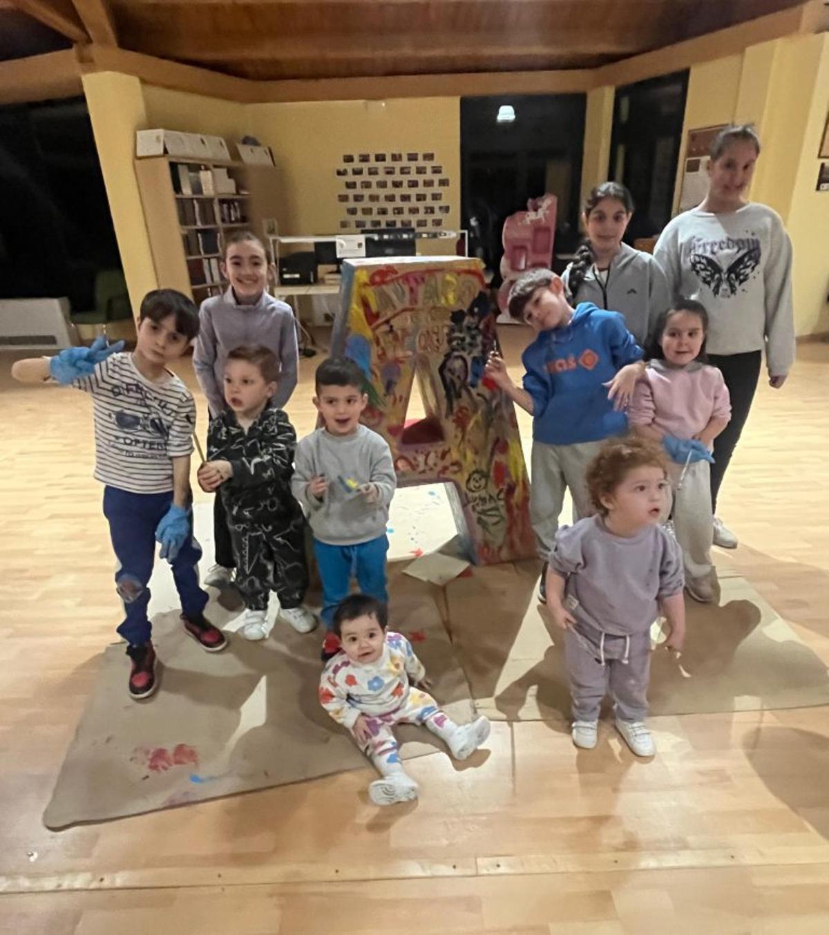 Los más pequeños pintaron la letra ‘A’ de Morata.