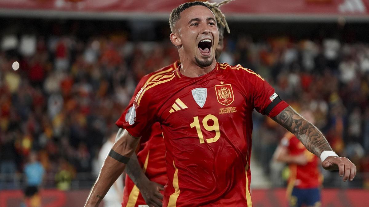 Yeremy Pino celebra un gol con la selección española.